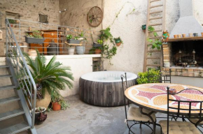 Maison atypique, grande terrasse avec jacuzzi